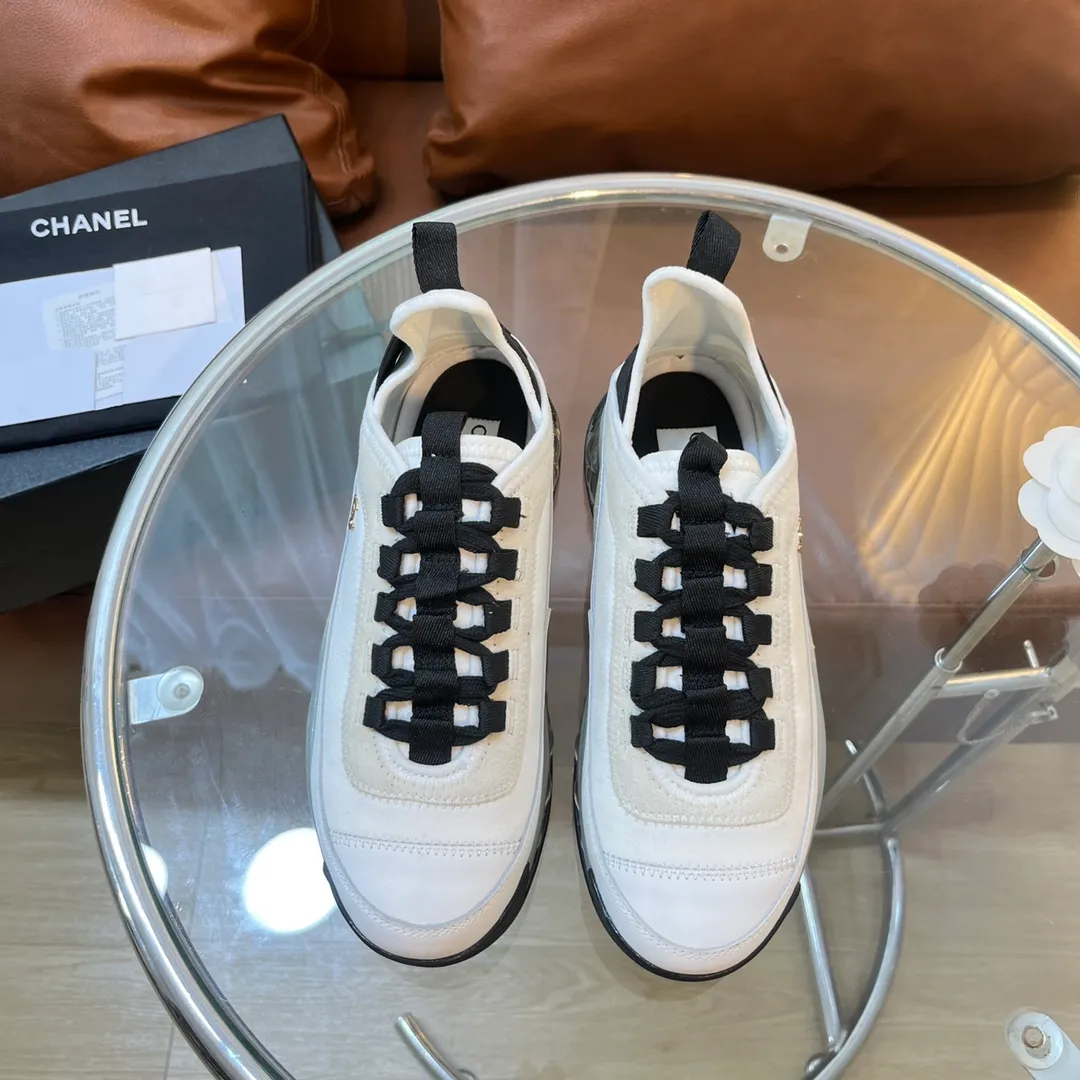 👟👟Ex-factory price 600👟👟 [Long-term supply of high-end versions] ⚠️Note: This model has many colors and the market has a complete range of colors. Welcome to consult ~ chanel Chanel Xiaoxiang casual sports shoes for couples and dad shoes for couples. The original version of the counter is 1:1, each color is accurately matched, and the internal standard is coded. ❣️Fabric material: original imported cow down + imported fabric, ❣️Inner material: imported breathable velvet, ❣️Outsole material: Original 1:1 mold opening, 3 layers of TPU ❣️Number of sizes: Women's 35-42 Men's 39-46 (Men's ➕10) Couple's version (with full set of high-end packaging)